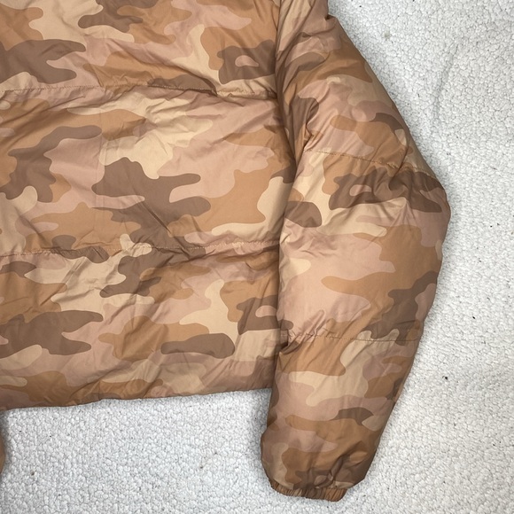 Fabletics Women’s Camouflage Cropped Puffer Jacket : Size Large - Picture 9 of 9